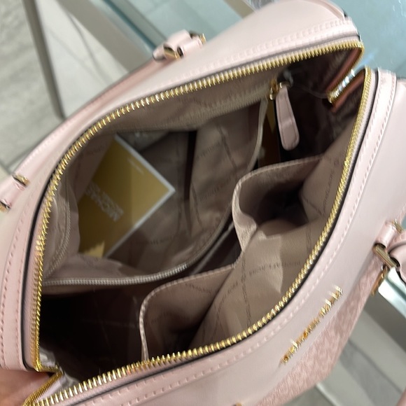 Michael Kors med Duffel Travel - Leather/Coated
Light Powder Blush
MD DUFFLE
NWT - Picture 13 of 16